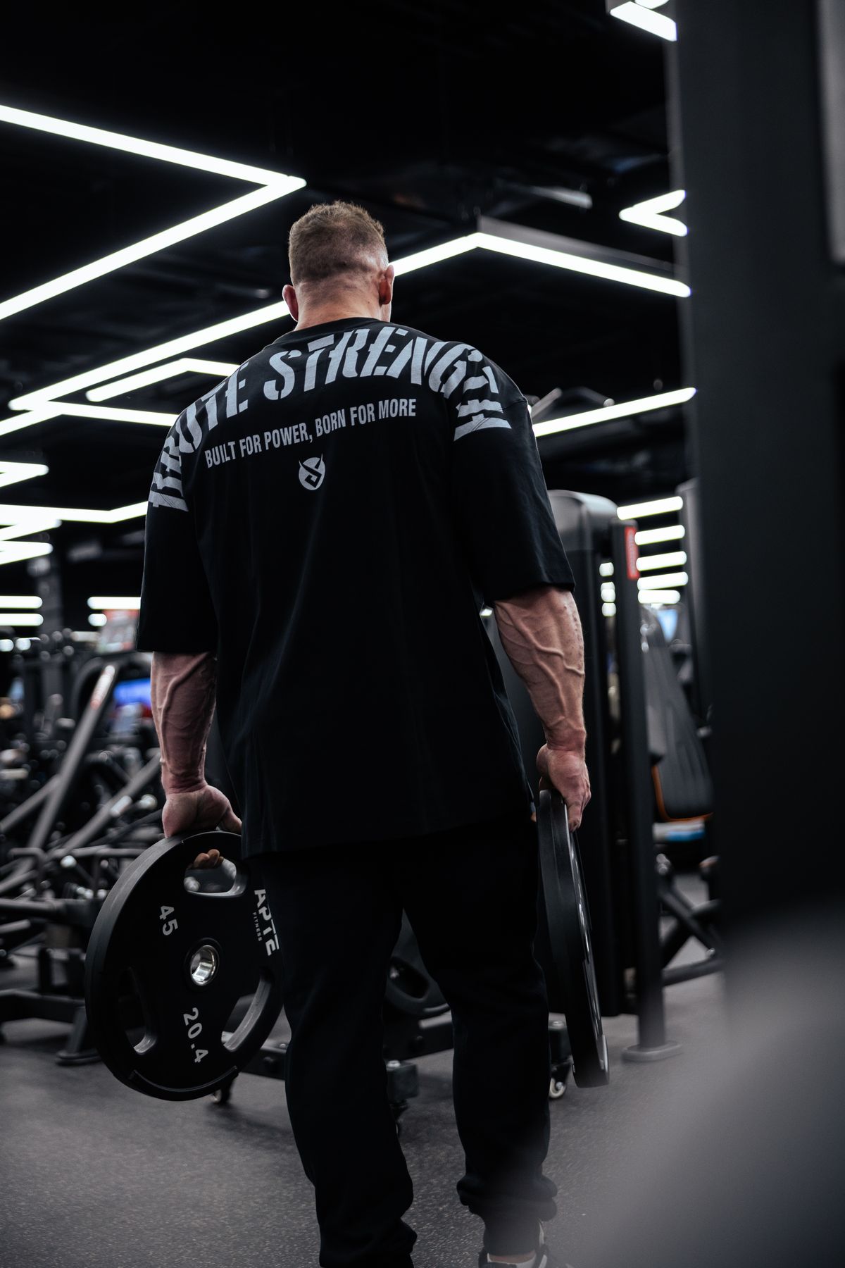 Oversize tee campaign, athlete carrying plates